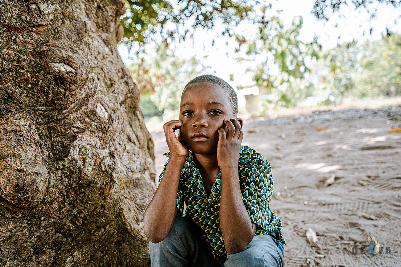 Qewfa child looking in the camera very sad